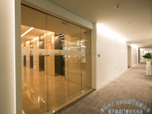 企業辦公室玻璃自動草莓污污视频在线观看